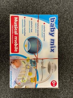 Krásný kolotoč s projekcí nad postýlku