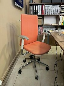 Polstrovaná oranžová kancelářská židle, područky