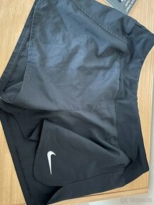 Tenisové kratasy Nike velikost M