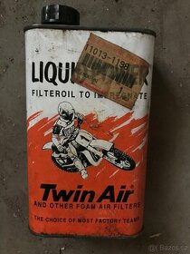 Stará plechovka Twin Air na motorku