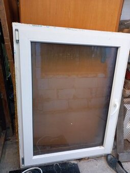 Plastové okno zlatý dub x bílá 760 x 1110 mm