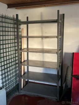Železný skladový regál do garáže nebo dílny