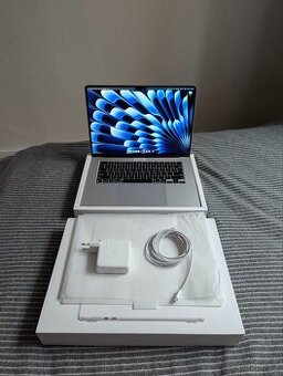 MacBook Air 15' s 8GB RAM 256GB SSD
