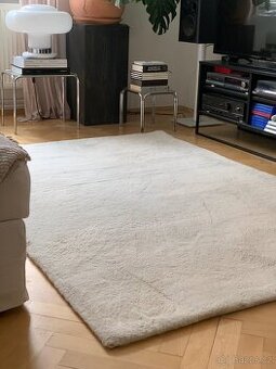 světlý designový koberec