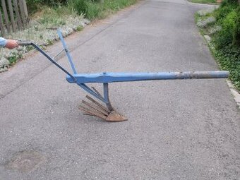 Vyoravač brambor, pluh, rádlo