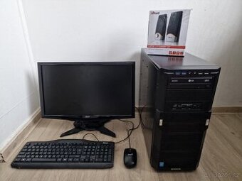 Čtyřjádrový Počítač s lcd monitorem na hraní starších her