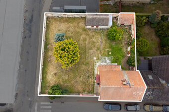 Prodej stavebního pozemku 663 m² v centru Jiren – s menším r