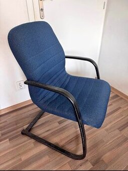 Pohupovací křeslo, kovová konstrukce, měkké nezničené polrov