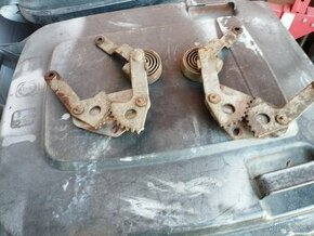 Přední panty kapoty Tatra 603