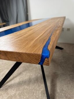 Stůl z dubu a epoxidu