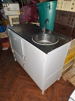 Kovový stůl s nerez deskou a myčkou Hyundai DTB 656 DW7