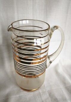 skleněný džbán zlatě zdobený