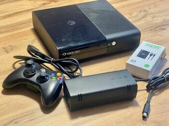 Xbox 360 – plně funkční konzole + ovladač + adaptér + 5 her