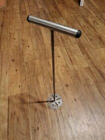 Ruční nástroj na pastování medu