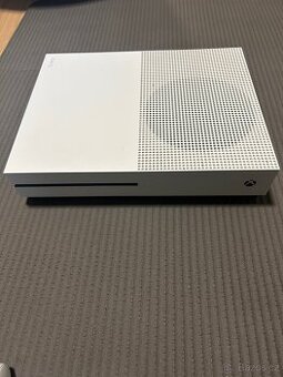 Xbox One S + 2 ovladače + kabely