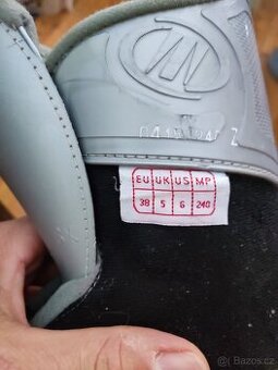 Lyžařské boty vel.38 EU