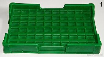 Plastová plata pro drobné součástky, materiál