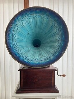 Starožitný gramofon na kliku s troubou