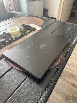 Velký herní notebook Asus TUF Gaming