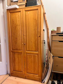 Dřevěná skřín s policemi