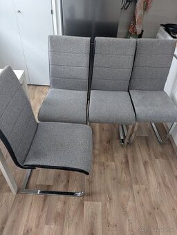 Kvalitní kovové židle s polstrováním. + Stůl