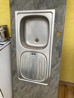 Nerezový dřez s pracovní deskou