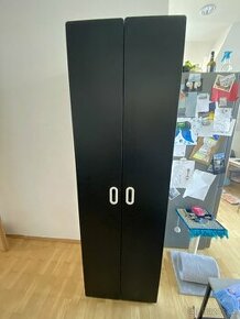 Byla IKEA skříň s černýma dverma