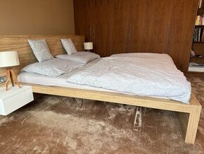 Luxusni manzelska postel s mnoha doplnky