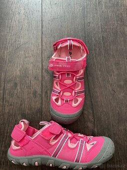 Nové outdoorové sandály AlpinePro 33