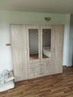 Šatní skříň VELLERUP 200×200 kombi barva světlého dubu