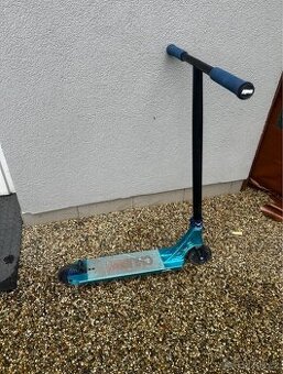 Custom freestyle koloběžka při rychlem jednani sleva