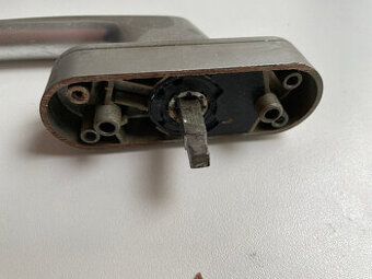 Klika s převodovkou, pro výklopně-posuvné dveře a okna.