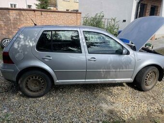 VW Golf IV 1.6 – nepojízdný, pouze prodej jako celek