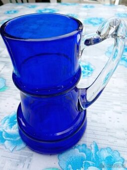 modré půllitry na pivo