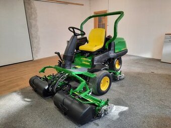 Vřetenová sekačka John Deere 2500A