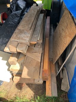 Tram tramky tramy stojky drevene podpery Desky na salovani