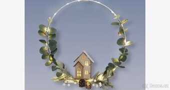 Vánoční dekorace LED věnec s domečkem, 30 cm