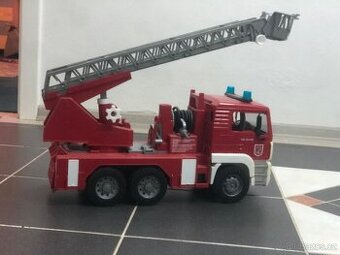 Bruder hasičské auto MAN se sirénou a vodní pumpou