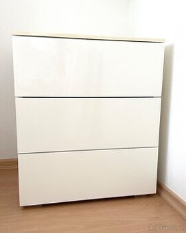 Komoda bílá se třemi zásuvkami