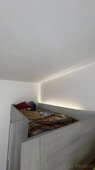 Patrová postel se skříní a stolem