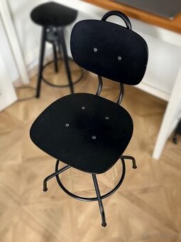 dřevěná židle s nastavitelnou v výškou IKEA.