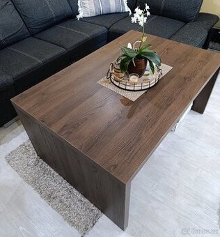 Kvalitní konferenční stůl s odkládací poličkou