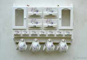 Police s kořenky do kuchyně - motiv levandule