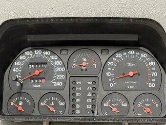 Budíky, volant, zadní vrata Fiat Uno Turbo i.e. MK1