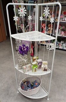 Hezké dřevěné i kovové regály