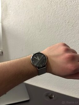 Minimalistické černé hodinky