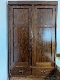 Starožitná skříň z masivu