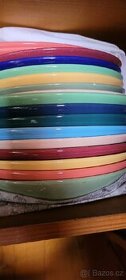 Servis barevného stolního nádobí