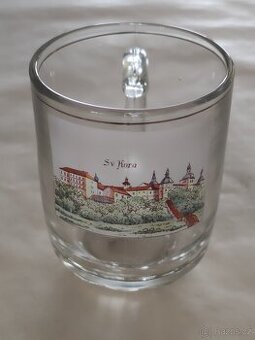 Sklo a porcelán.