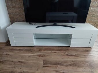 Skříňka pod televizi